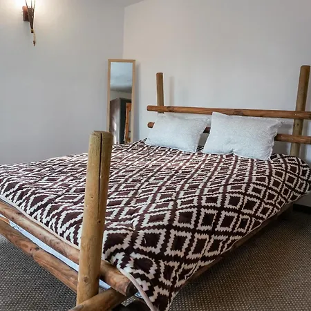 Casa Plaiul Cailor: Rustic Mountain Hideaway Provita de Sus