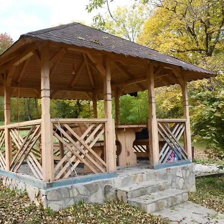 Villa Casa Plaiul Cailor: Rustic Mountain Hideaway *